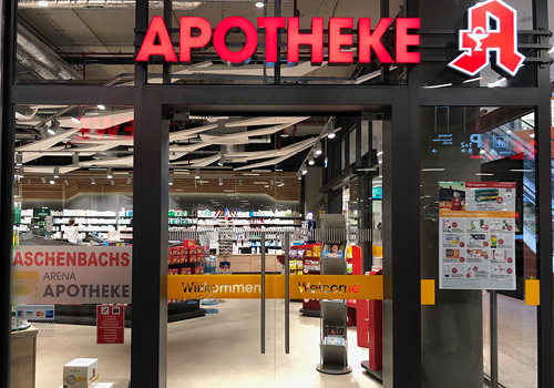 Eingangstür der Aschenbachs Arena Apotheke